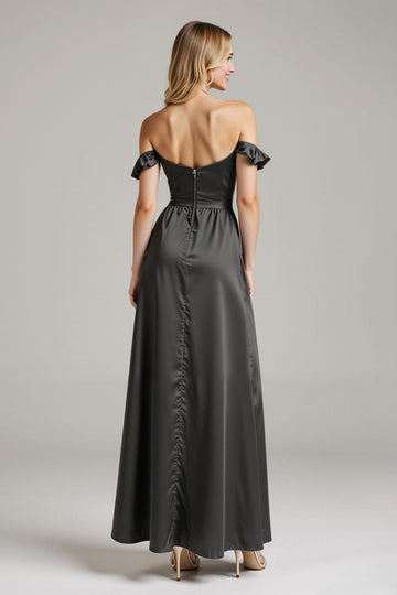 Robe longue formelle en satin noir à épaules dénudées avec volants